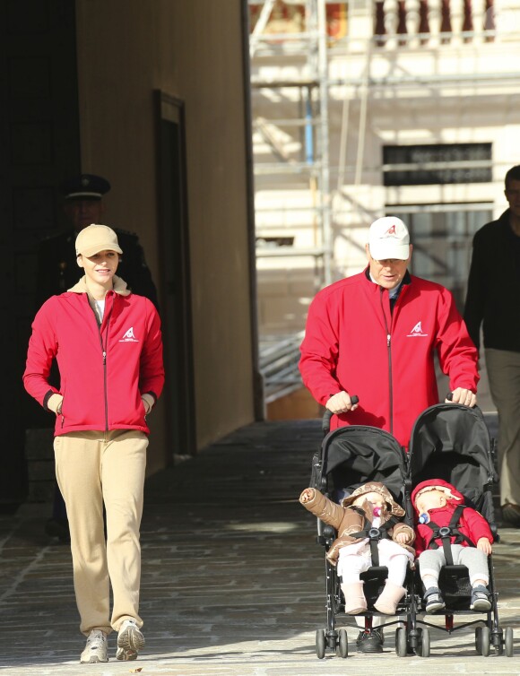 Le prince Albert II et la princesse Charlene de Monaco ainsi que leurs jumeaux le prince Jacques et la princesse Gabriella ont participé en famille dimanche 29 novembre 2015 à une "Marche pour le Climat" organisée à Monaco par la Fondation Prince Albert II en prélude à la COP21, sommet sur le réchauffement climatique du 30 novembre au 11 décembre à Paris. © Claudia Albuquerque / Bestimage