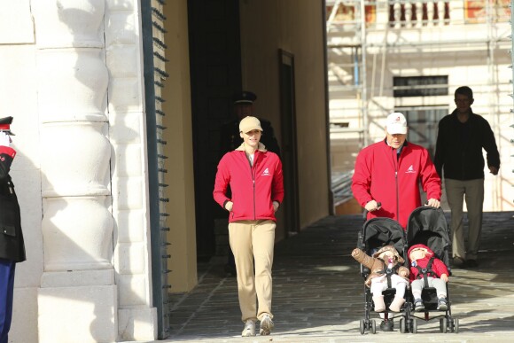 Le prince Albert II et la princesse Charlene de Monaco ainsi que leurs jumeaux le prince Jacques et la princesse Gabriella ont participé en famille dimanche 29 novembre 2015 à une "Marche pour le Climat" organisée à Monaco par la Fondation Prince Albert II en prélude à la COP21, sommet sur le réchauffement climatique du 30 novembre au 11 décembre à Paris. © Claudia Albuquerque / Bestimage