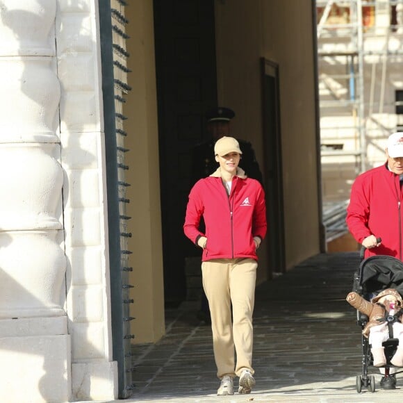 Le prince Albert II et la princesse Charlene de Monaco ainsi que leurs jumeaux le prince Jacques et la princesse Gabriella ont participé en famille dimanche 29 novembre 2015 à une "Marche pour le Climat" organisée à Monaco par la Fondation Prince Albert II en prélude à la COP21, sommet sur le réchauffement climatique du 30 novembre au 11 décembre à Paris. © Claudia Albuquerque / Bestimage