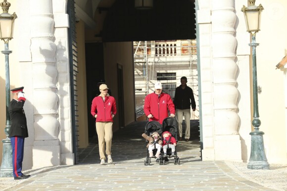 Le prince Albert II et la princesse Charlene de Monaco ainsi que leurs jumeaux le prince Jacques et la princesse Gabriella ont participé en famille dimanche 29 novembre 2015 à une "Marche pour le Climat" organisée à Monaco par la Fondation Prince Albert II en prélude à la COP21, sommet sur le réchauffement climatique du 30 novembre au 11 décembre à Paris. © Claudia Albuquerque / Bestimage
