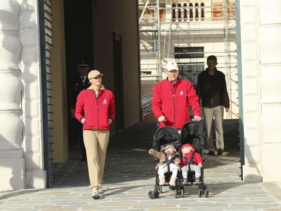 Le prince Albert II et la princesse Charlene de Monaco ainsi que leurs jumeaux le prince Jacques et la princesse Gabriella ont participé en famille dimanche 29 novembre 2015 à une "Marche pour le Climat" organisée à Monaco par la Fondation Prince Albert II en prélude à la COP21, sommet sur le réchauffement climatique du 30 novembre au 11 décembre à Paris. © Claudia Albuquerque / Bestimage