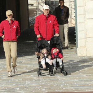 Le prince Albert II et la princesse Charlene de Monaco ainsi que leurs jumeaux le prince Jacques et la princesse Gabriella ont participé en famille dimanche 29 novembre 2015 à une "Marche pour le Climat" organisée à Monaco par la Fondation Prince Albert II en prélude à la COP21, sommet sur le réchauffement climatique du 30 novembre au 11 décembre à Paris. © Claudia Albuquerque / Bestimage