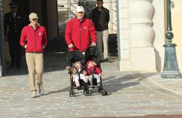 Le prince Albert II et la princesse Charlene de Monaco ainsi que leurs jumeaux le prince Jacques et la princesse Gabriella ont participé en famille dimanche 29 novembre 2015 à une "Marche pour le Climat" organisée à Monaco par la Fondation Prince Albert II en prélude à la COP21, sommet sur le réchauffement climatique du 30 novembre au 11 décembre à Paris. © Claudia Albuquerque / Bestimage