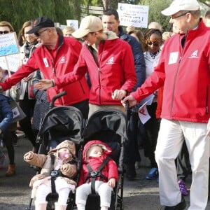 Le prince Albert II et la princesse Charlene de Monaco ainsi que leurs jumeaux le prince Jacques et la princesse Gabriella ont participé en famille dimanche 29 novembre 2015 à une "Marche pour le Climat" organisée à Monaco par la Fondation Prince Albert II en prélude à la COP21, sommet sur le réchauffement climatique du 30 novembre au 11 décembre à Paris. © Claudia Albuquerque / Bestimage