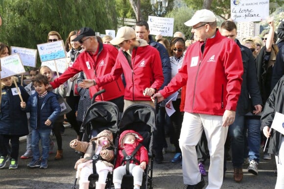 Le prince Albert II et la princesse Charlene de Monaco ainsi que leurs jumeaux le prince Jacques et la princesse Gabriella ont participé en famille dimanche 29 novembre 2015 à une "Marche pour le Climat" organisée à Monaco par la Fondation Prince Albert II en prélude à la COP21, sommet sur le réchauffement climatique du 30 novembre au 11 décembre à Paris. © Claudia Albuquerque / Bestimage