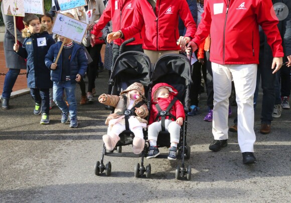 Le prince Albert II et la princesse Charlene de Monaco ainsi que leurs jumeaux le prince Jacques et la princesse Gabriella ont participé en famille dimanche 29 novembre 2015 à une "Marche pour le Climat" organisée à Monaco par la Fondation Prince Albert II en prélude à la COP21, sommet sur le réchauffement climatique du 30 novembre au 11 décembre à Paris. © Claudia Albuquerque / Bestimage