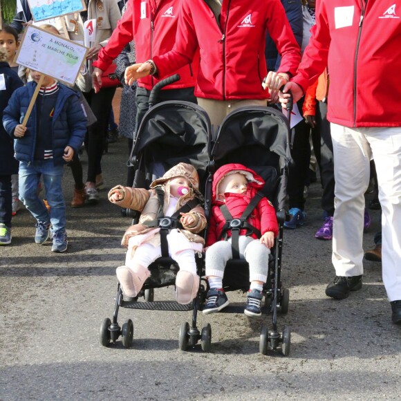 Le prince Albert II et la princesse Charlene de Monaco ainsi que leurs jumeaux le prince Jacques et la princesse Gabriella ont participé en famille dimanche 29 novembre 2015 à une "Marche pour le Climat" organisée à Monaco par la Fondation Prince Albert II en prélude à la COP21, sommet sur le réchauffement climatique du 30 novembre au 11 décembre à Paris. © Claudia Albuquerque / Bestimage