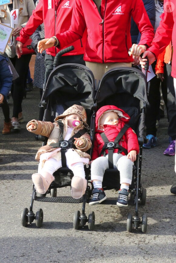 Le prince Albert II et la princesse Charlene de Monaco ainsi que leurs jumeaux le prince Jacques et la princesse Gabriella ont participé en famille dimanche 29 novembre 2015 à une "Marche pour le Climat" organisée à Monaco par la Fondation Prince Albert II en prélude à la COP21, sommet sur le réchauffement climatique du 30 novembre au 11 décembre à Paris. © Claudia Albuquerque / Bestimage