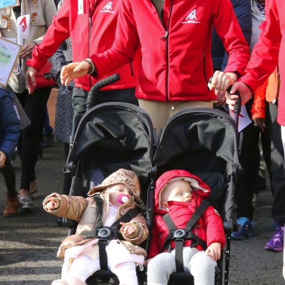 Le prince Albert II et la princesse Charlene de Monaco ainsi que leurs jumeaux le prince Jacques et la princesse Gabriella ont participé en famille dimanche 29 novembre 2015 à une "Marche pour le Climat" organisée à Monaco par la Fondation Prince Albert II en prélude à la COP21, sommet sur le réchauffement climatique du 30 novembre au 11 décembre à Paris. © Claudia Albuquerque / Bestimage