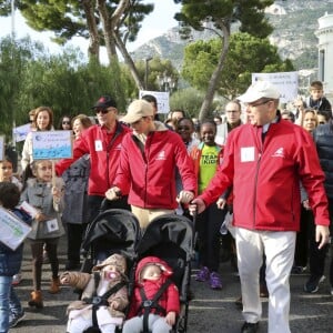 Le prince Albert II et la princesse Charlene de Monaco ainsi que leurs jumeaux le prince Jacques et la princesse Gabriella ont participé en famille dimanche 29 novembre 2015 à une "Marche pour le Climat" organisée à Monaco par la Fondation Prince Albert II en prélude à la COP21, sommet sur le réchauffement climatique du 30 novembre au 11 décembre à Paris. © Claudia Albuquerque / Bestimage