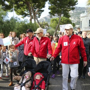 Le prince Albert II et la princesse Charlene de Monaco ainsi que leurs jumeaux le prince Jacques et la princesse Gabriella ont participé en famille dimanche 29 novembre 2015 à une "Marche pour le Climat" organisée à Monaco par la Fondation Prince Albert II en prélude à la COP21, sommet sur le réchauffement climatique du 30 novembre au 11 décembre à Paris. © Claudia Albuquerque / Bestimage