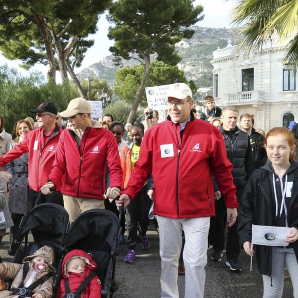 Le prince Albert II et la princesse Charlene de Monaco ainsi que leurs jumeaux le prince Jacques et la princesse Gabriella ont participé en famille dimanche 29 novembre 2015 à une "Marche pour le Climat" organisée à Monaco par la Fondation Prince Albert II en prélude à la COP21, sommet sur le réchauffement climatique du 30 novembre au 11 décembre à Paris. © Claudia Albuquerque / Bestimage