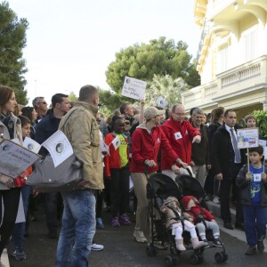 Le prince Albert II et la princesse Charlene de Monaco ainsi que leurs jumeaux le prince Jacques et la princesse Gabriella ont participé en famille dimanche 29 novembre 2015 à une "Marche pour le Climat" organisée à Monaco par la Fondation Prince Albert II en prélude à la COP21, sommet sur le réchauffement climatique du 30 novembre au 11 décembre à Paris. © Claudia Albuquerque / Bestimage