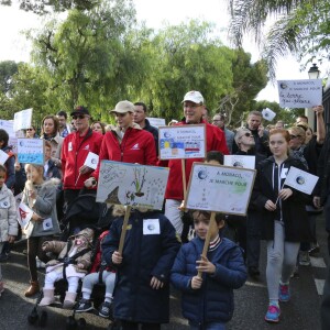 Le prince Albert II et la princesse Charlene de Monaco ainsi que leurs jumeaux le prince Jacques et la princesse Gabriella ont participé en famille dimanche 29 novembre 2015 à une "Marche pour le Climat" organisée à Monaco par la Fondation Prince Albert II en prélude à la COP21, sommet sur le réchauffement climatique du 30 novembre au 11 décembre à Paris. © Claudia Albuquerque / Bestimage