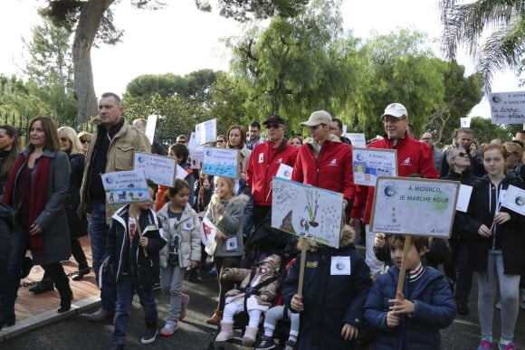 Le prince Albert II et la princesse Charlene de Monaco ainsi que leurs jumeaux le prince Jacques et la princesse Gabriella ont participé en famille dimanche 29 novembre 2015 à une "Marche pour le Climat" organisée à Monaco par la Fondation Prince Albert II en prélude à la COP21, sommet sur le réchauffement climatique du 30 novembre au 11 décembre à Paris. © Claudia Albuquerque / Bestimage