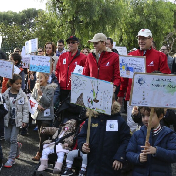 Le prince Albert II et la princesse Charlene de Monaco ainsi que leurs jumeaux le prince Jacques et la princesse Gabriella ont participé en famille dimanche 29 novembre 2015 à une "Marche pour le Climat" organisée à Monaco par la Fondation Prince Albert II en prélude à la COP21, sommet sur le réchauffement climatique du 30 novembre au 11 décembre à Paris. © Claudia Albuquerque / Bestimage