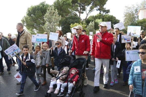 Le prince Albert II et la princesse Charlene de Monaco ainsi que leurs jumeaux le prince Jacques et la princesse Gabriella ont participé en famille dimanche 29 novembre 2015 à une "Marche pour le Climat" organisée à Monaco par la Fondation Prince Albert II en prélude à la COP21, sommet sur le réchauffement climatique du 30 novembre au 11 décembre à Paris. © Claudia Albuquerque / Bestimage