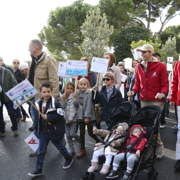 Le prince Albert II et la princesse Charlene de Monaco ainsi que leurs jumeaux le prince Jacques et la princesse Gabriella ont participé en famille dimanche 29 novembre 2015 à une "Marche pour le Climat" organisée à Monaco par la Fondation Prince Albert II en prélude à la COP21, sommet sur le réchauffement climatique du 30 novembre au 11 décembre à Paris. © Claudia Albuquerque / Bestimage