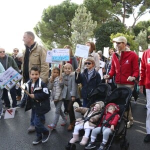 Le prince Albert II et la princesse Charlene de Monaco ainsi que leurs jumeaux le prince Jacques et la princesse Gabriella ont participé en famille dimanche 29 novembre 2015 à une "Marche pour le Climat" organisée à Monaco par la Fondation Prince Albert II en prélude à la COP21, sommet sur le réchauffement climatique du 30 novembre au 11 décembre à Paris. © Claudia Albuquerque / Bestimage