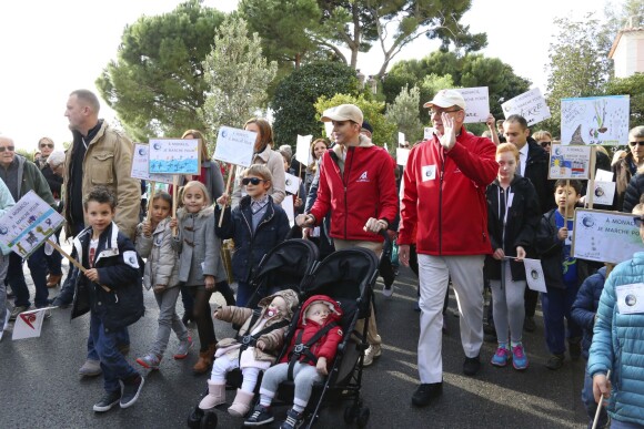 Le prince Albert II et la princesse Charlene de Monaco ainsi que leurs jumeaux le prince Jacques et la princesse Gabriella ont participé en famille dimanche 29 novembre 2015 à une "Marche pour le Climat" organisée à Monaco par la Fondation Prince Albert II en prélude à la COP21, sommet sur le réchauffement climatique du 30 novembre au 11 décembre à Paris. © Claudia Albuquerque / Bestimage