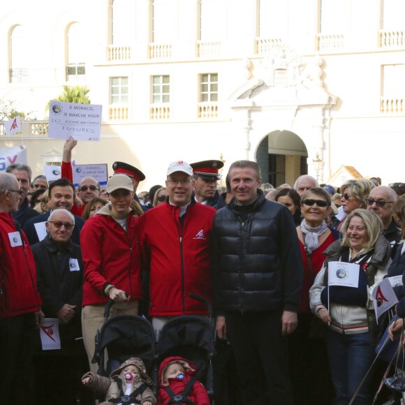 Le prince Albert II et la princesse Charlene de Monaco ainsi que leurs jumeaux le prince Jacques et la princesse Gabriella ont participé en famille dimanche 29 novembre 2015 à une "Marche pour le Climat" organisée à Monaco par la Fondation Prince Albert II en prélude à la COP21, sommet sur le réchauffement climatique du 30 novembre au 11 décembre à Paris. © Claudia Albuquerque / Bestimage