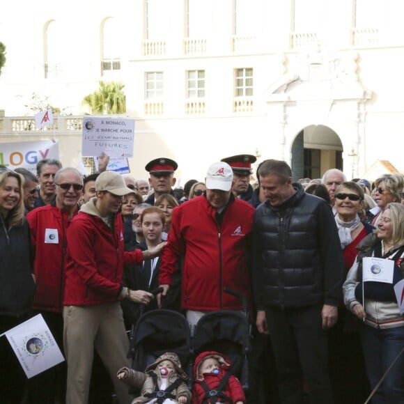 Le prince Albert II et la princesse Charlene de Monaco ainsi que leurs jumeaux le prince Jacques et la princesse Gabriella ont participé en famille dimanche 29 novembre 2015 à une "Marche pour le Climat" organisée à Monaco par la Fondation Prince Albert II en prélude à la COP21, sommet sur le réchauffement climatique du 30 novembre au 11 décembre à Paris. © Claudia Albuquerque / Bestimage