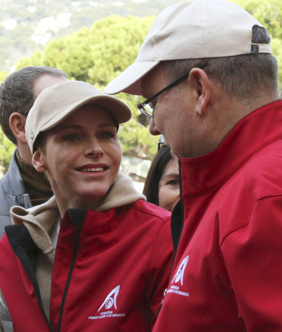 Le prince Albert II et la princesse Charlene de Monaco ainsi que leurs jumeaux le prince Jacques et la princesse Gabriella ont participé en famille dimanche 29 novembre 2015 à une "Marche pour le Climat" organisée à Monaco par la Fondation Prince Albert II en prélude à la COP21, sommet sur le réchauffement climatique du 30 novembre au 11 décembre à Paris. © Claudia Albuquerque / Bestimage