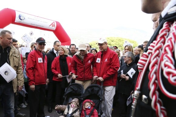 Le prince Albert II et la princesse Charlene de Monaco ainsi que leurs jumeaux le prince Jacques et la princesse Gabriella ont participé en famille dimanche 29 novembre 2015 à une "Marche pour le Climat" organisée à Monaco par la Fondation Prince Albert II en prélude à la COP21, sommet sur le réchauffement climatique du 30 novembre au 11 décembre à Paris. © Claudia Albuquerque / Bestimage