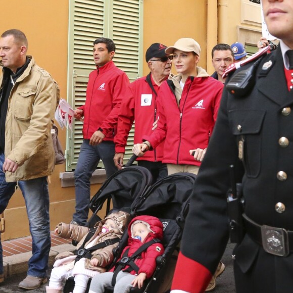 Le prince Albert II et la princesse Charlene de Monaco ainsi que leurs jumeaux le prince Jacques et la princesse Gabriella ont participé en famille dimanche 29 novembre 2015 à une "Marche pour le Climat" organisée à Monaco par la Fondation Prince Albert II en prélude à la COP21, sommet sur le réchauffement climatique du 30 novembre au 11 décembre à Paris. © Claudia Albuquerque / Bestimage