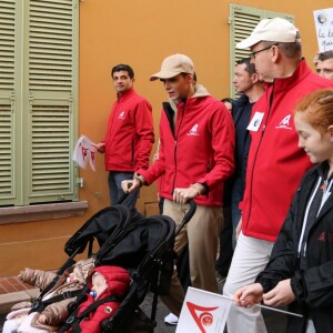 Le prince Albert II et la princesse Charlene de Monaco ainsi que leurs jumeaux le prince Jacques et la princesse Gabriella ont participé en famille dimanche 29 novembre 2015 à une "Marche pour le Climat" organisée à Monaco par la Fondation Prince Albert II en prélude à la COP21, sommet sur le réchauffement climatique du 30 novembre au 11 décembre à Paris. © Claudia Albuquerque / Bestimage