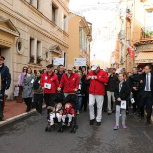 Le prince Albert II et la princesse Charlene de Monaco ainsi que leurs jumeaux le prince Jacques et la princesse Gabriella ont participé en famille dimanche 29 novembre 2015 à une "Marche pour le Climat" organisée à Monaco par la Fondation Prince Albert II en prélude à la COP21, sommet sur le réchauffement climatique du 30 novembre au 11 décembre à Paris. © Claudia Albuquerque / Bestimage