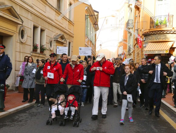 Le prince Albert II et la princesse Charlene de Monaco ainsi que leurs jumeaux le prince Jacques et la princesse Gabriella ont participé en famille dimanche 29 novembre 2015 à une "Marche pour le Climat" organisée à Monaco par la Fondation Prince Albert II en prélude à la COP21, sommet sur le réchauffement climatique du 30 novembre au 11 décembre à Paris. © Claudia Albuquerque / Bestimage