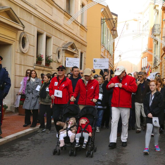 Le prince Albert II et la princesse Charlene de Monaco ainsi que leurs jumeaux le prince Jacques et la princesse Gabriella ont participé en famille dimanche 29 novembre 2015 à une "Marche pour le Climat" organisée à Monaco par la Fondation Prince Albert II en prélude à la COP21, sommet sur le réchauffement climatique du 30 novembre au 11 décembre à Paris. © Claudia Albuquerque / Bestimage