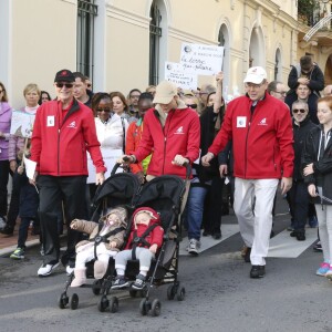 Le prince Albert II et la princesse Charlene de Monaco ainsi que leurs jumeaux le prince Jacques et la princesse Gabriella ont participé en famille dimanche 29 novembre 2015 à une "Marche pour le Climat" organisée à Monaco par la Fondation Prince Albert II en prélude à la COP21, sommet sur le réchauffement climatique du 30 novembre au 11 décembre à Paris. © Claudia Albuquerque / Bestimage