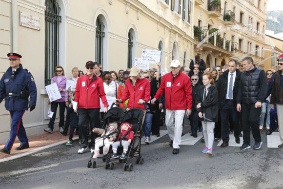 Le prince Albert II et la princesse Charlene de Monaco ainsi que leurs jumeaux le prince Jacques et la princesse Gabriella ont participé en famille dimanche 29 novembre 2015 à une "Marche pour le Climat" organisée à Monaco par la Fondation Prince Albert II en prélude à la COP21, sommet sur le réchauffement climatique du 30 novembre au 11 décembre à Paris. © Claudia Albuquerque / Bestimage