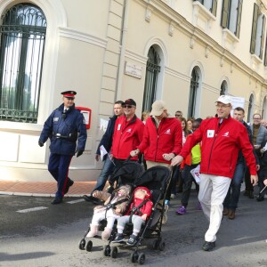 Le prince Albert II et la princesse Charlene de Monaco ainsi que leurs jumeaux le prince Jacques et la princesse Gabriella ont participé en famille dimanche 29 novembre 2015 à une "Marche pour le Climat" organisée à Monaco par la Fondation Prince Albert II en prélude à la COP21, sommet sur le réchauffement climatique du 30 novembre au 11 décembre à Paris. © Claudia Albuquerque / Bestimage