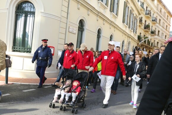 Le prince Albert II et la princesse Charlene de Monaco ainsi que leurs jumeaux le prince Jacques et la princesse Gabriella ont participé en famille dimanche 29 novembre 2015 à une "Marche pour le Climat" organisée à Monaco par la Fondation Prince Albert II en prélude à la COP21, sommet sur le réchauffement climatique du 30 novembre au 11 décembre à Paris. © Claudia Albuquerque / Bestimage