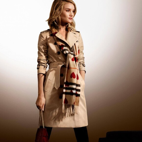 Rosie Huntington-Whiteley dans les coulisses de la réalisation de la campagne de Noël 2015 de Burberry.