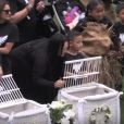 Les obsèques nationales en hommage à Jonah Lomu qui se déroulaient à l'Eden Park d'Auckland, le 30 novembre 2015 - Ses enfants et sa famille relâchent des colombes