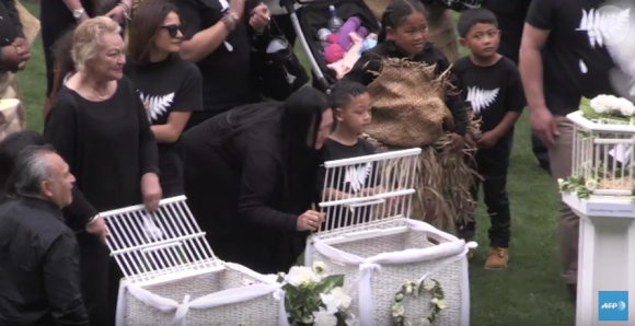 Les obsèques nationales en hommage à Jonah Lomu qui se déroulaient à l'Eden Park d'Auckland, le 30 novembre 2015 - Ses enfants et sa famille relâchent des colombes