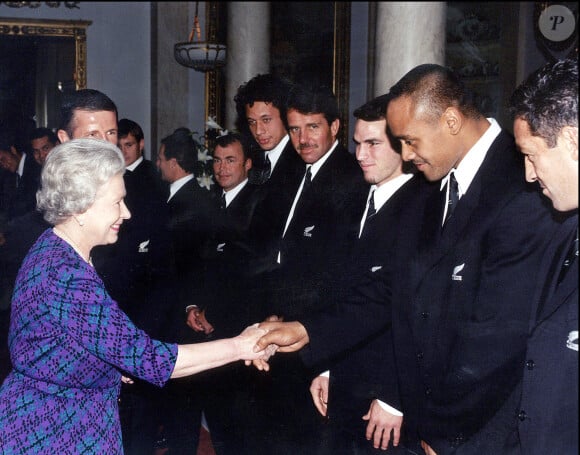 La reine Elizabeth II avec Jonah Lomu lors d'une visites des All Blacks à Buckhingham Palace le 26 novembre 1997