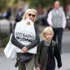 Naomi Watts se promène avec son fils Alexander dans les rues de Los Angeles, le 2 novembre 2015