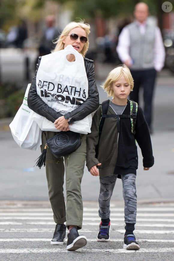 Naomi Watts se promène avec son fils Alexander dans les rues de Los Angeles, le 2 novembre 2015