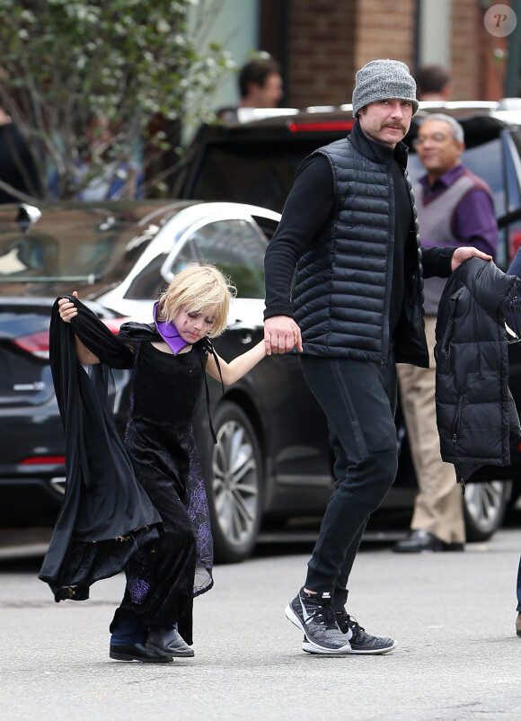Naomi Watts, son compagnon Liev Schreiber et leurs enfants Samuel et Alexander déguisés pour Halloween lors d'une balade à New York, le 25 octobre 2015.