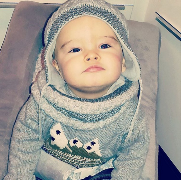 Lyam, fils de Stéphanie Clerbois, est adorable dans sa tenue d'hiver . Novembre 2015.