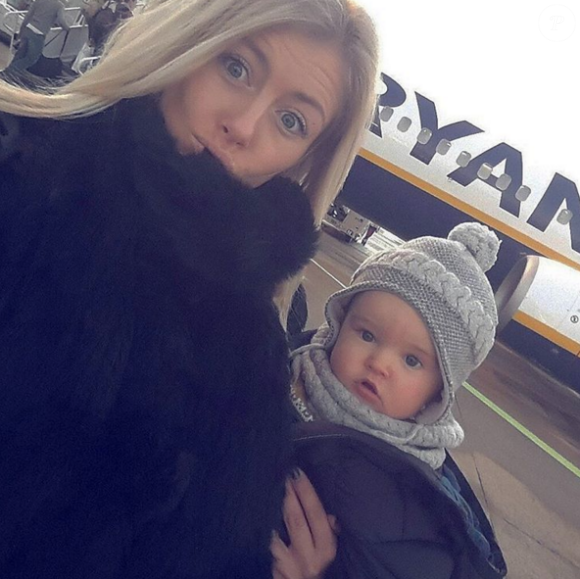 Stéphanie Clerbois et Lyam prennent la pose avant de monter dans l'avion. Novembre 2015.