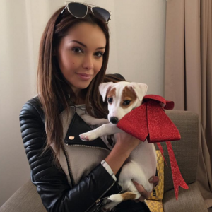 Nabilla présente son nouveau chien : Pita ! Le 2 décembre 2015.