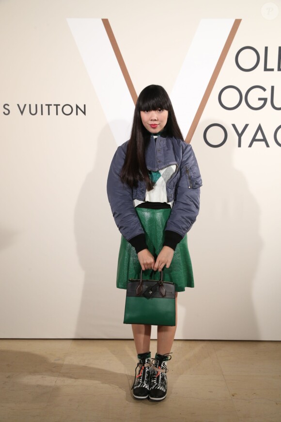 La blogueuse Susie Lau assiste au vernissage de l'exposition "Volez, Voguez, Voyagez - Louis Vuitton" au Grand Palais. Paris, le 3 décembre 2015.