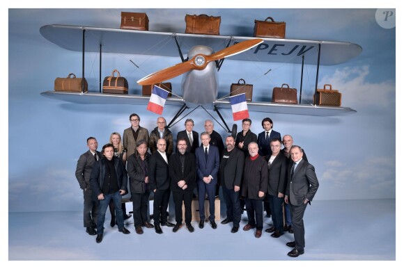 Bernard Arnault et les artistes de l'exposition "Volez, Voguez, Voyagez - Louis Vuitton" au Grand Palais. Paris, le 3 décembre 2015.