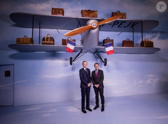 Le ministre de l'Économie et des Finances Emmanuel Macron assiste au vernissage de l'exposition "Volez, Voguez, Voyagez - Louis Vuitton" au Grand Palais. Paris, le 3 décembre 2015.